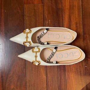 Gucci Women's White Leather Flats with Gold Chain